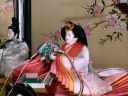 春らしくほんのり赤い桜色の衣装を着せつけた初々しいひな人形三段飾り