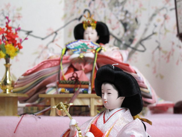 桜の木の元で、貝合わせを楽しむ官女たち。それを眺める仲良く寄り添う女雛・男雛をイメージした雛人形です。