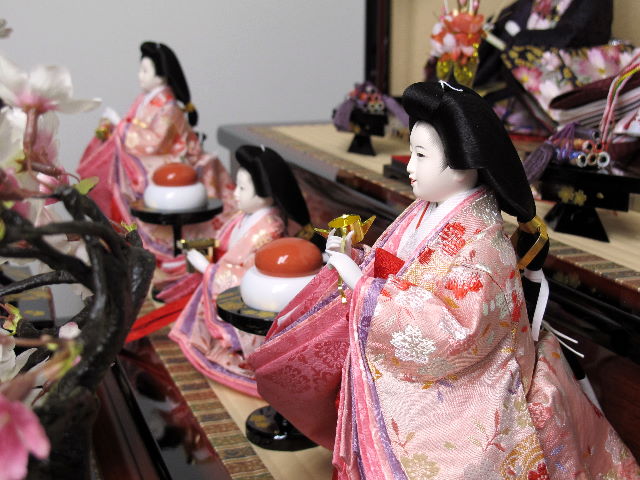 金襴の桜と刺繍の桜を組み合わせたピンクの雛人形三段飾り
