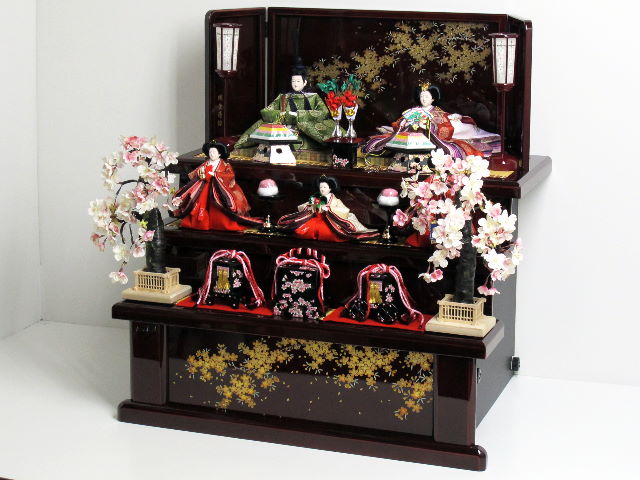 伝統的な有職文様衣装の雛人形三段金桜ワイン塗り飾りの通販～選ばれる