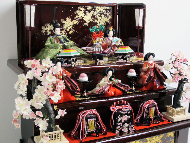 伝統的な有職文様衣装の雛人形三段金桜ワイン塗り飾りの通販～選ばれる