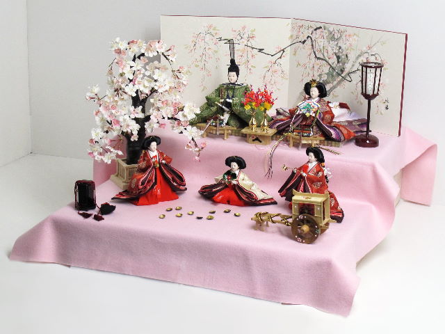 伝統的な有職文様衣装の雛人形桐箱二段飾り