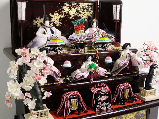 紫のグラデーションと桜の刺繍が渋い雛人形三段金桜ワイン塗り飾りの ...