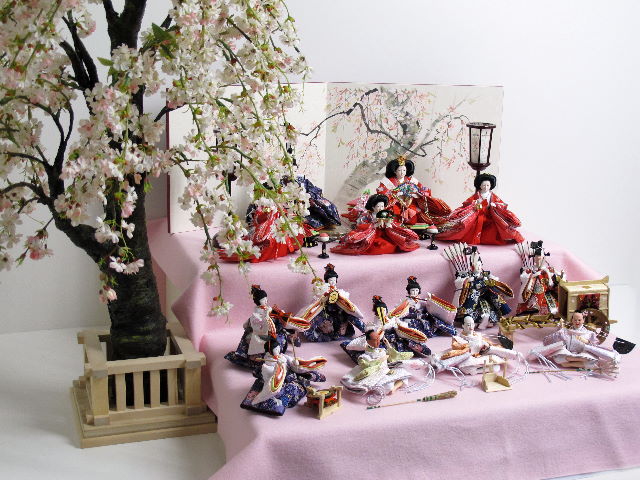桜の大木の下でひな祭りをしているような15人飾りです。大桜がパワーアップ！