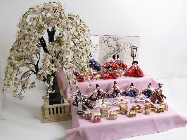 桜の大木の下でひな祭りをしているような15人飾りです。9品の嫁入り道具も揃って並べる楽しさ倍増です。
