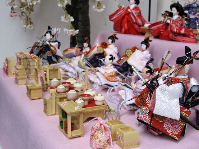 桜の大木の下でひな祭りをしているような15人飾りです。9品の嫁入り道具も揃って並べる楽しさ倍増です。