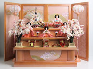 おとなしいピンクの雛人形を桜で彩る三段飾り