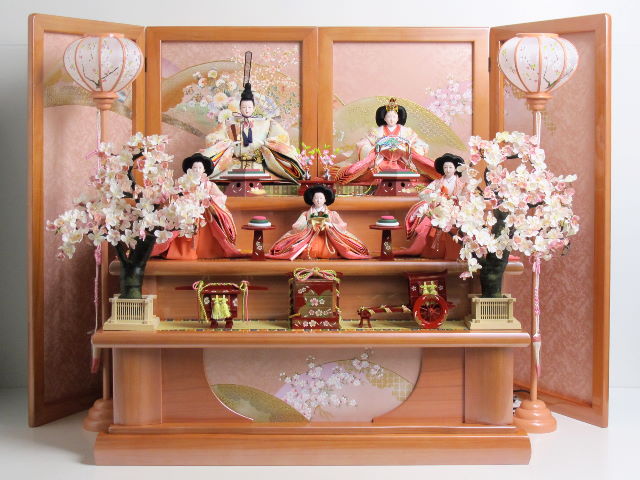 おとなしいピンクの雛人形を桜で彩る三段飾りの通販～選ばれるお店の雛人形