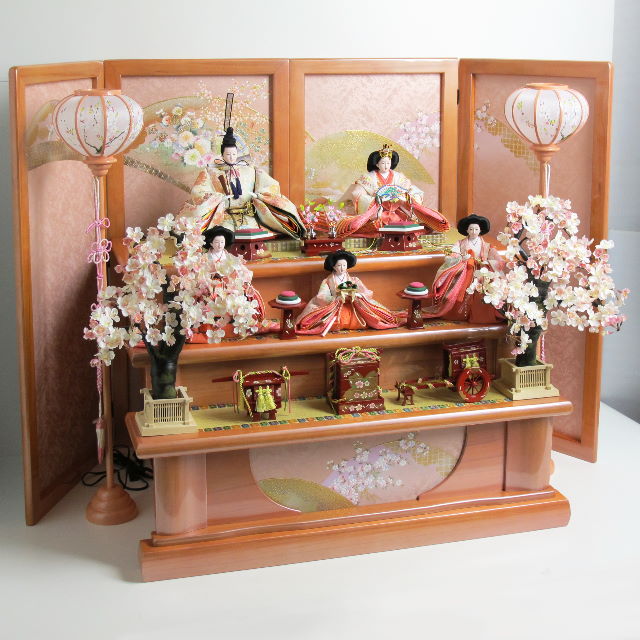 おとなしいピンクの雛人形を桜で彩る三段飾りの通販 選ばれるお店の雛人形