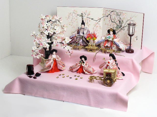 ほのかな赤と紫を組み合わせた優雅な光沢の雛人形桐箱二段飾り