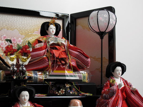 オーソドックスな赤いお雛様をワイン塗りの三段台に飾りました。特別価格奉仕品です。