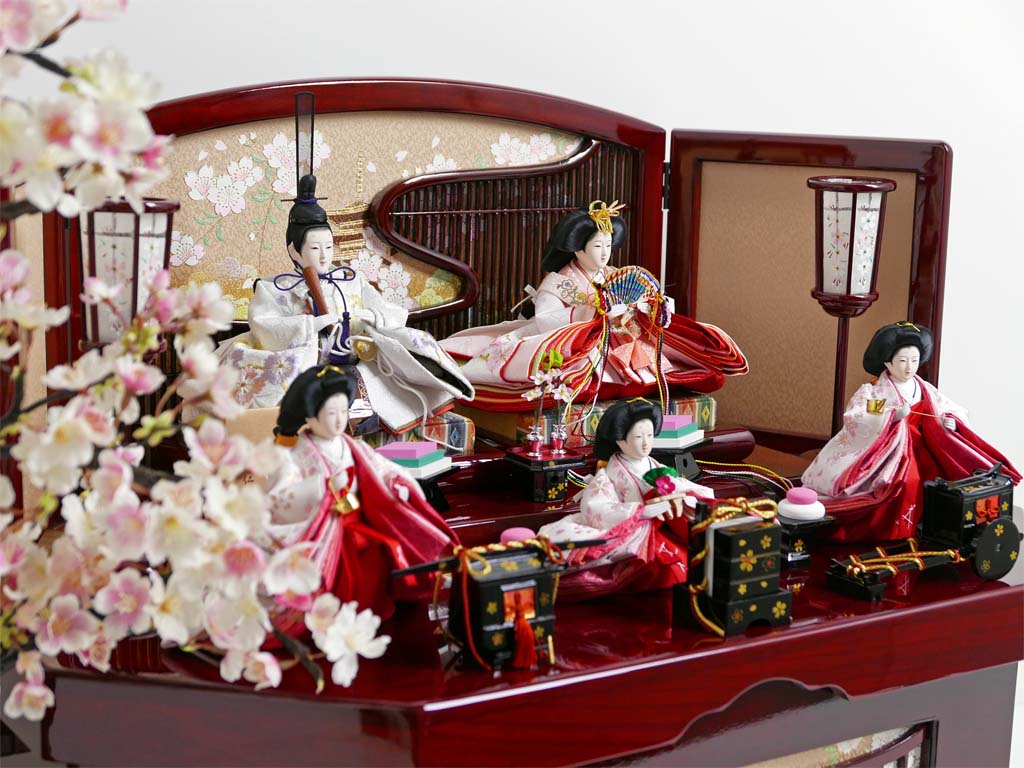 白地を基調とした桜刺繍のお雛様の桜都春慶塗収納飾り