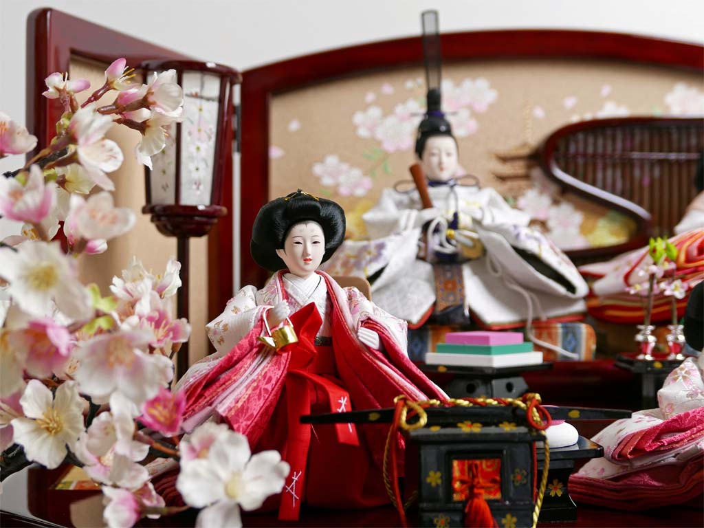 白地を基調とした桜刺繍のお雛様の桜都春慶塗収納飾り