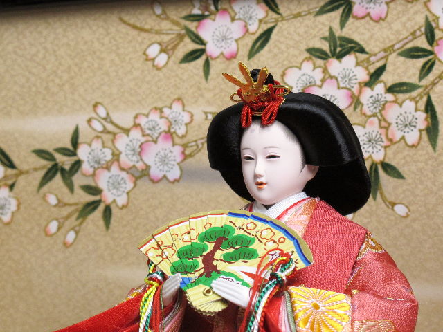 やわらかい桃色の女雛とやさしい緑色の男雛の組み立て式の三段飾りです。ボリューム感がある間口70cm以下で飾れる雛人形です。