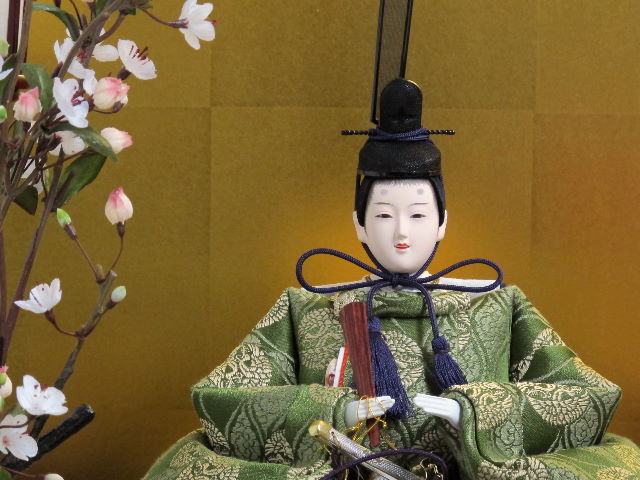 平安貴族の愛用した有職文様、鶴の丸を正絹衣装に織り込み着せ付けた落ち着いた雛人形をガラスケースに入れました。