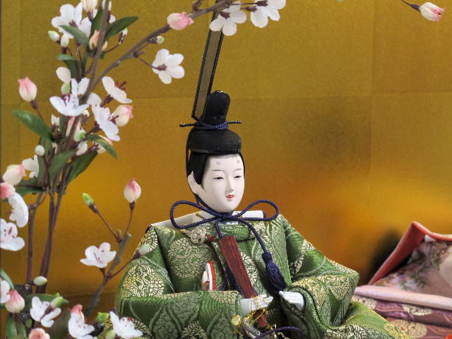 平安貴族の愛用した有職文様、鶴の丸を正絹衣装に織り込み着せ付けた落ち着いた雛人形をガラスケースに入れました。