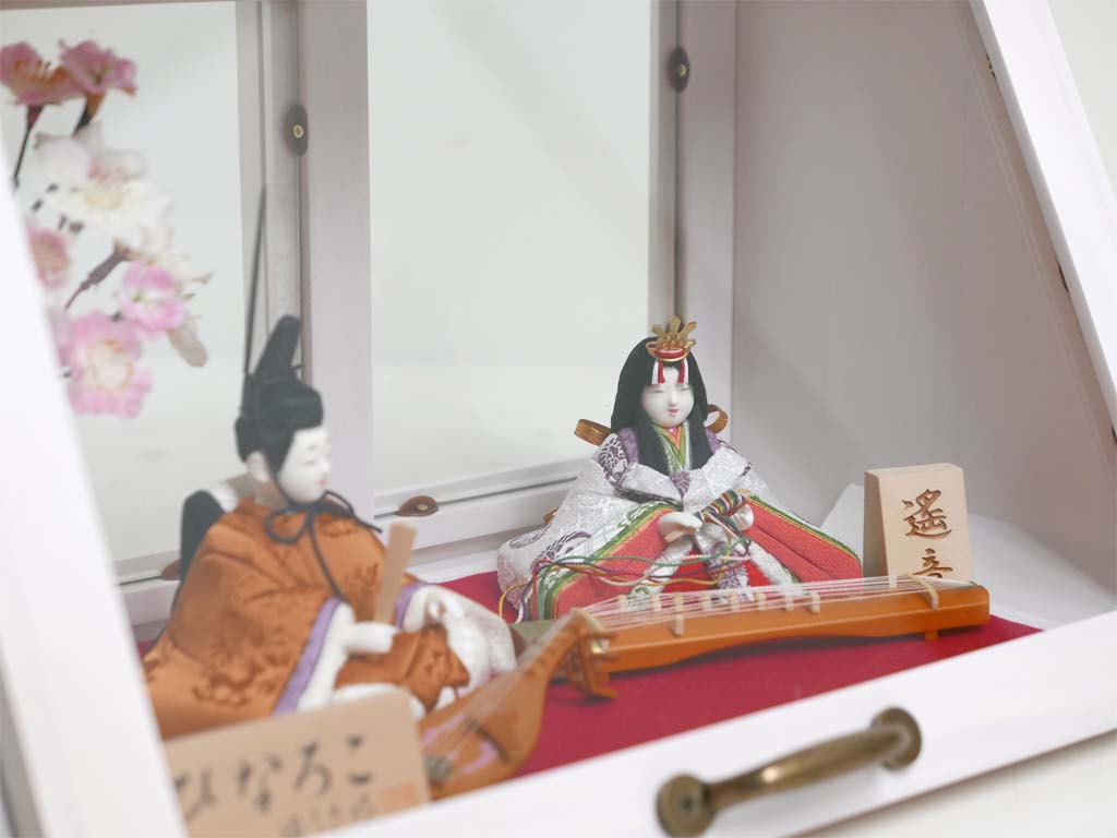 黄呂染衣装の木目込み人形ホワイトキャビネット飾り(姫名前札付)