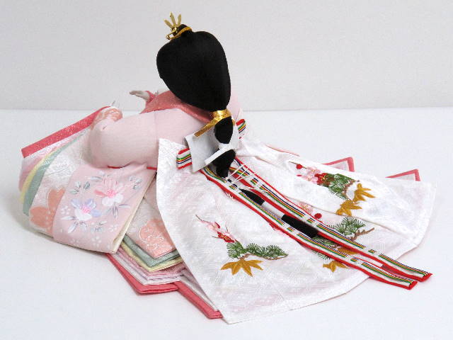 桜の手描き衣装が優しさを伝える雛人形親王飾り