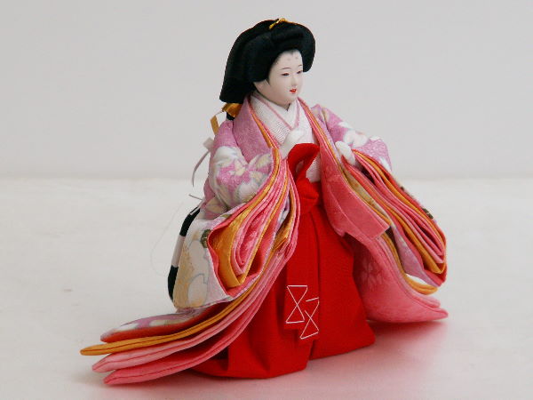 明るいピンクの衣装で統一された可愛い雛人形収納式三段飾り
