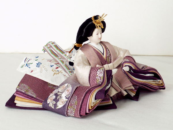 白地の衣装に美しい紫を加え、桜の刺繍で彩った雛人形収納飾り