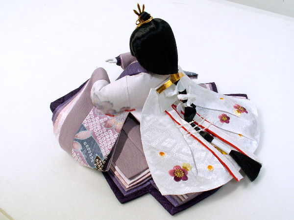 しっとりと落ち着いた紫友禅を着せ付け、几帳と紅白の梅で飾った雛人形親王飾り