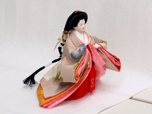 おとなしい色合いの正絹衣装を着せつけた優雅な収納式雛人形三段飾り