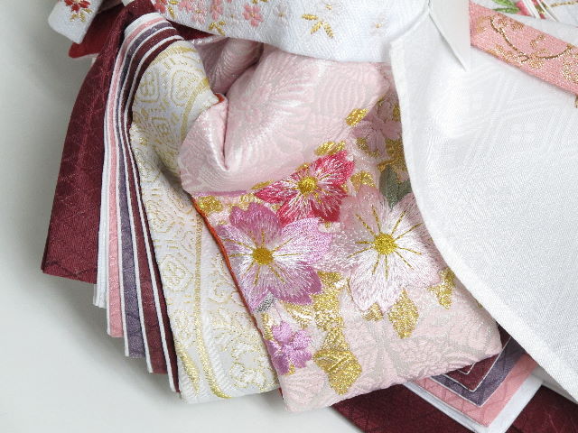 金襴の桜と刺繍の桜を組み合わせたピンクの雛人形