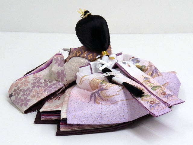 淡い紫のシックなおひなさまを梅の花で彩る雛人形親王飾り