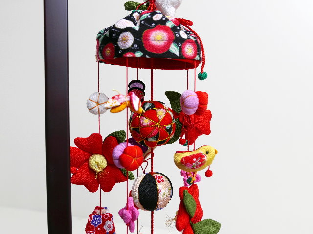 コンパクトな親王飾りや収納飾り等の雛人形の脇に飾る小サイズの吊るし雛（さげもん）です。手毬や桃、這い子、うさぎ等のお細工を吊るします。