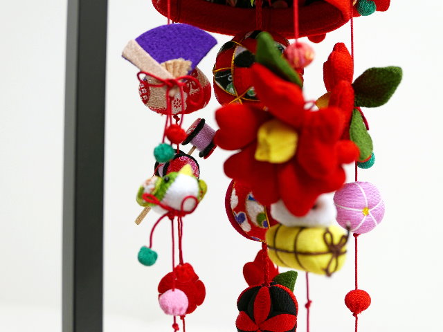 ケース入り人形や木目込み人形等のコンパクトな雛人形の脇に飾る特小サイズの吊るし雛（さげもん）です。手毬や椿、こま犬、金魚等のお細工を吊るします。