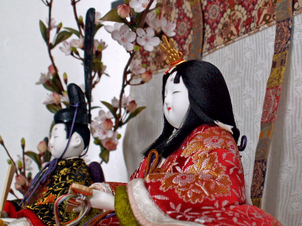 梅の花で彩る優雅な赤いお姫様。伝統的工芸品と一流なのにコンパクトで収納に便利な木目込み雛人形親王飾り