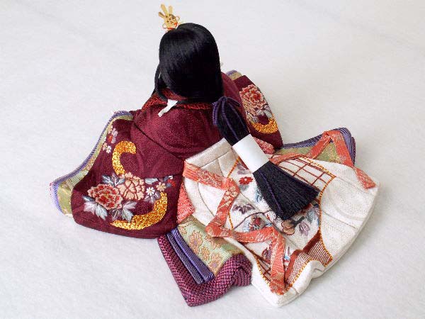 刺繍を施した渋めの衣装に華やかな几帳を配置した高級感あふれる木目込み雛人形。しかも伝統的工芸品