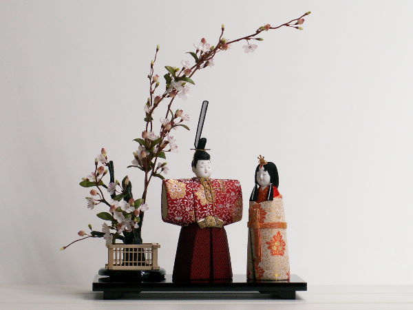シンプルな木目込みの立ち雛に梅の木を飾った雛人形親王飾りですの通販