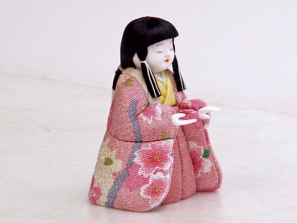パステルカラーの衣装をかわいい小さな雛人形に木目込んだコンパクト収納式5人飾りの官女斜め正面