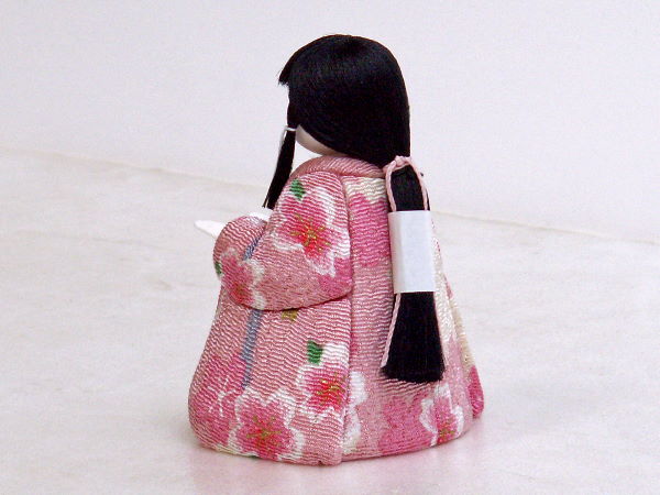 パステルカラーの衣装をかわいい小さな雛人形に木目込んだコンパクト収納式5人飾りの官女斜め後ろ