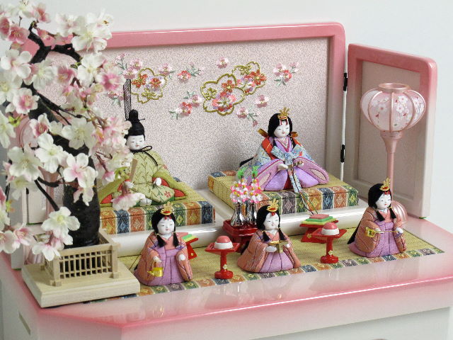 薄青女雛と黄土色男雛の木目込み人形ホワイトピンク収納桜飾り