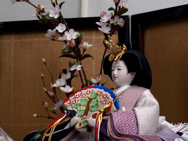 白地の衣装に美しい紫を加え、桜の刺繍で彩った雛人形収納飾り