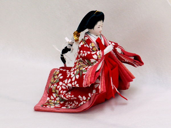 黒の衣装のお殿様。赤の衣装のお姫様と官女。お揃いの桜柄衣装を着ています。大きな屏風で飾る収納式雛人形三段飾り