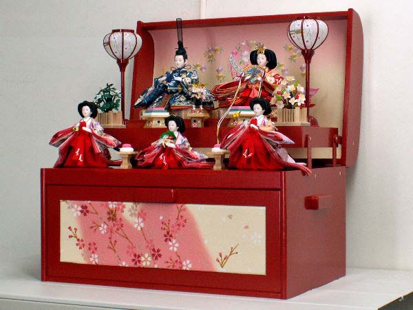 オーソドックスな色合いのおひなさまをかわいい宝箱に飾る楽しい雛人形収納飾り