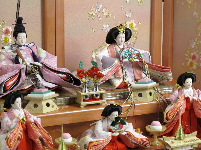仕立てと丁寧さが自慢の美しい雛人形を、小さくしまって大きく飾る人気の収納式三段飾りにしました。