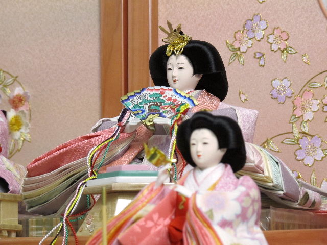 しだれ桜（1本物）に変更した明るいピンクの衣装で統一された可愛い雛人形収納式三段飾り