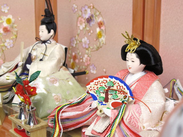 白地にぼかしを入れた明るく華やかな雛人形が便利な収納飾りになりました。