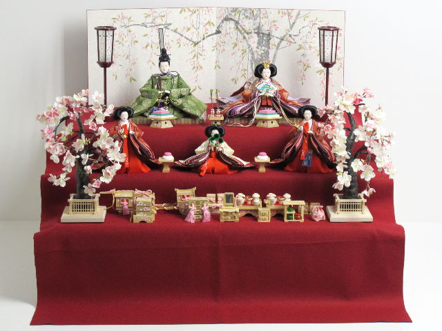 伝統的な有職文様雛を沢山の嫁入り道具と飾る桐箱収納三段毛氈飾り