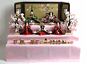 伝統的な有職文様雛を沢山の嫁入り道具と飾る桐箱収納三段ピンク毛氈飾り