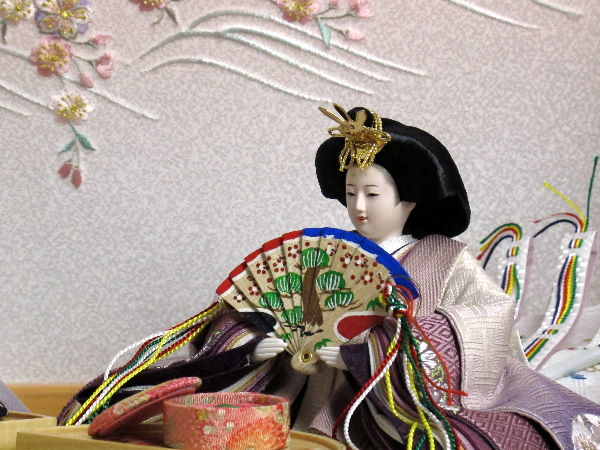 お袖の白紫のグラデーションと渋めの重ねが美しい雛人形で桜の下のひと時を再現した創作雛人形です。