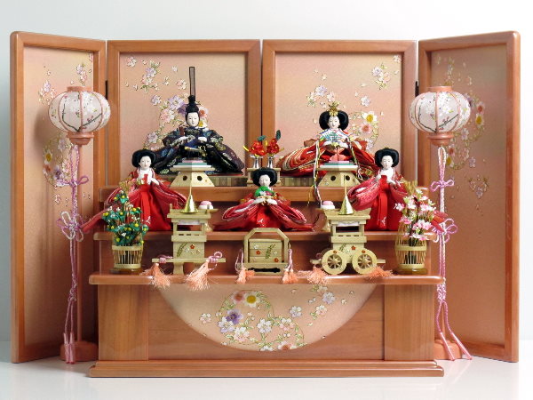伝統的な有職文様衣装の雛人形収納式三段飾り
