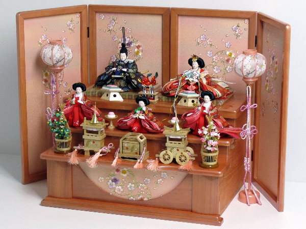 伝統的な有職文様衣装の雛人形収納式三段飾り