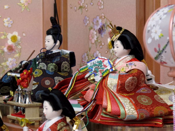 伝統的な有職文様衣装の雛人形収納式三段飾りの通販～選ばれるお店の雛人形