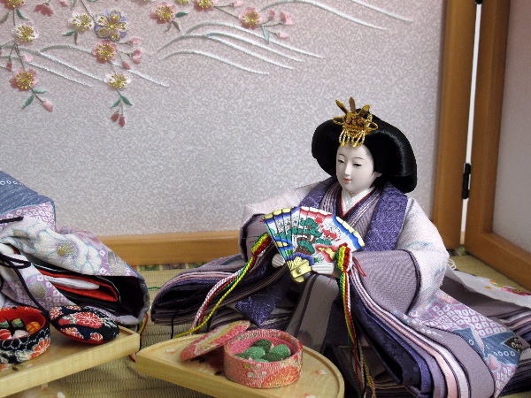 落ち着いた紫系のお雛様で桜の下のひと時を再現した創作雛人形です。