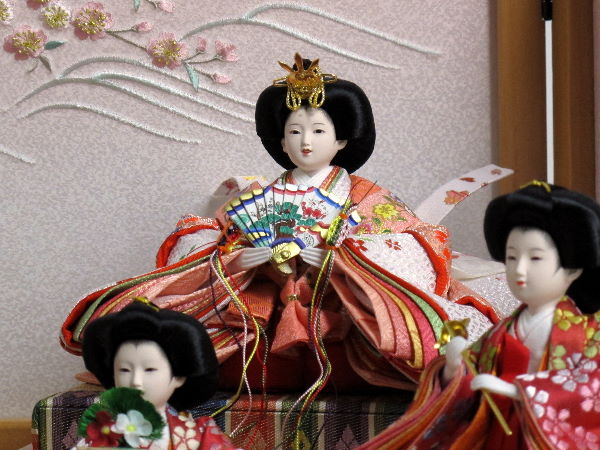 豆サイズの人形をピンクのコンパクトな収納台にセットした五人飾りです。桜の下で貝合わせを楽しみます。